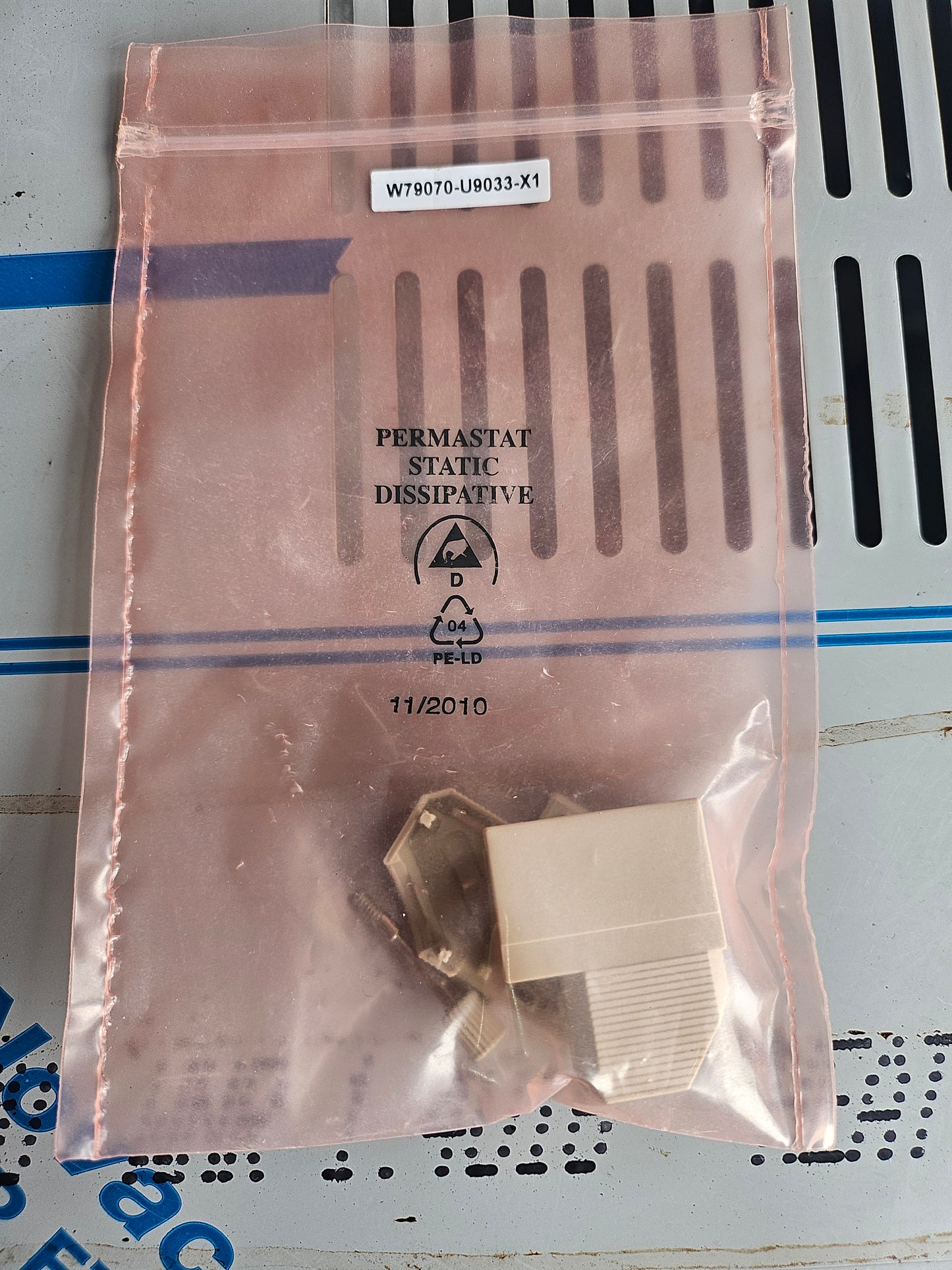 Siemens W79070-U9033-X1 Trapezoidal Plug 9-Pole Housing W79070U9033X1