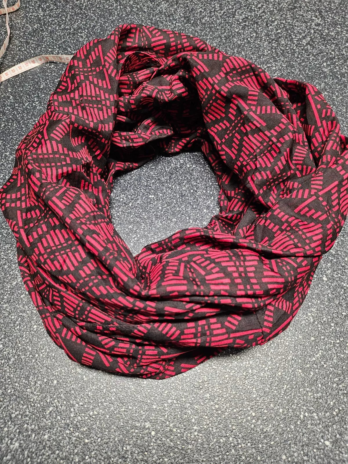 Trendiger Loopschal Farbe rot-schwarz Trendiger Damen-Loop-Schal, Schlauchschal